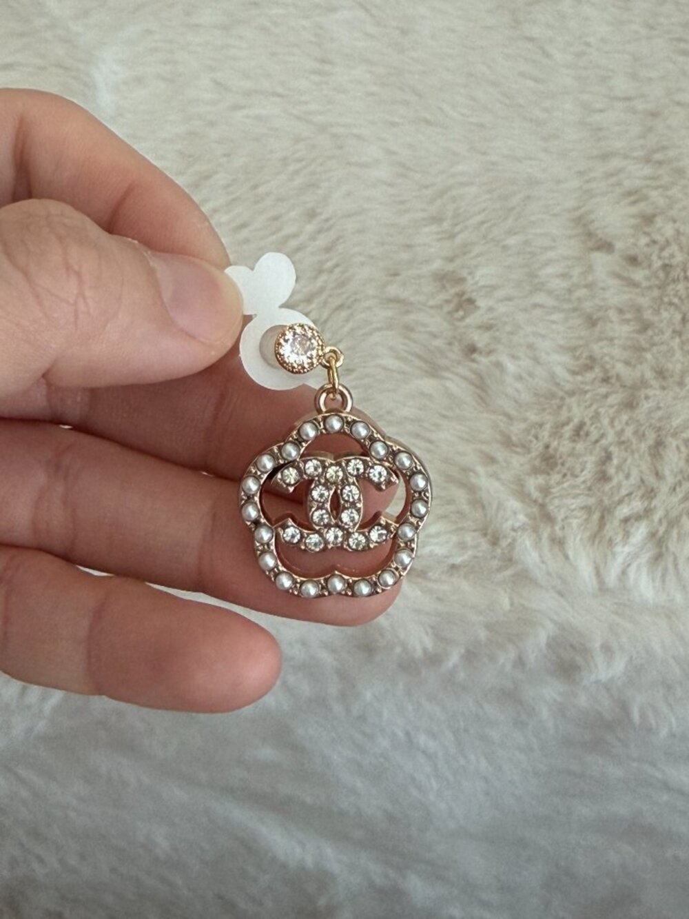 Channel Earring - single - Picture 3 of 6